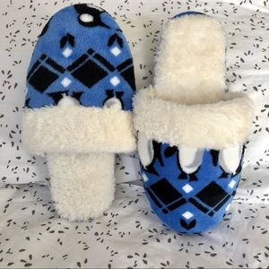 NWT Vera Bradley Intarsia Blue Penguin Slippers M